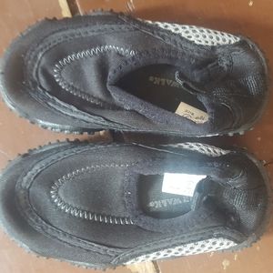 Kids airwalk water shoes size 5 (baby/ tot)